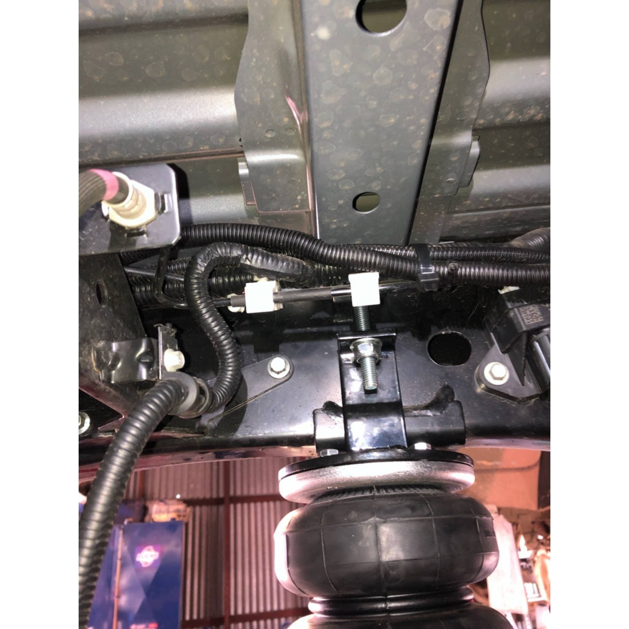 BOSS Air Bag Suspension Load Assist Kit Suitable For Mitsubishi Triton 4x4 MQ 16+